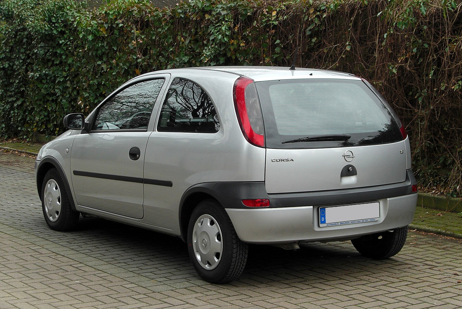 Opel Corsa C beş kapılı arka ve yan görünüm