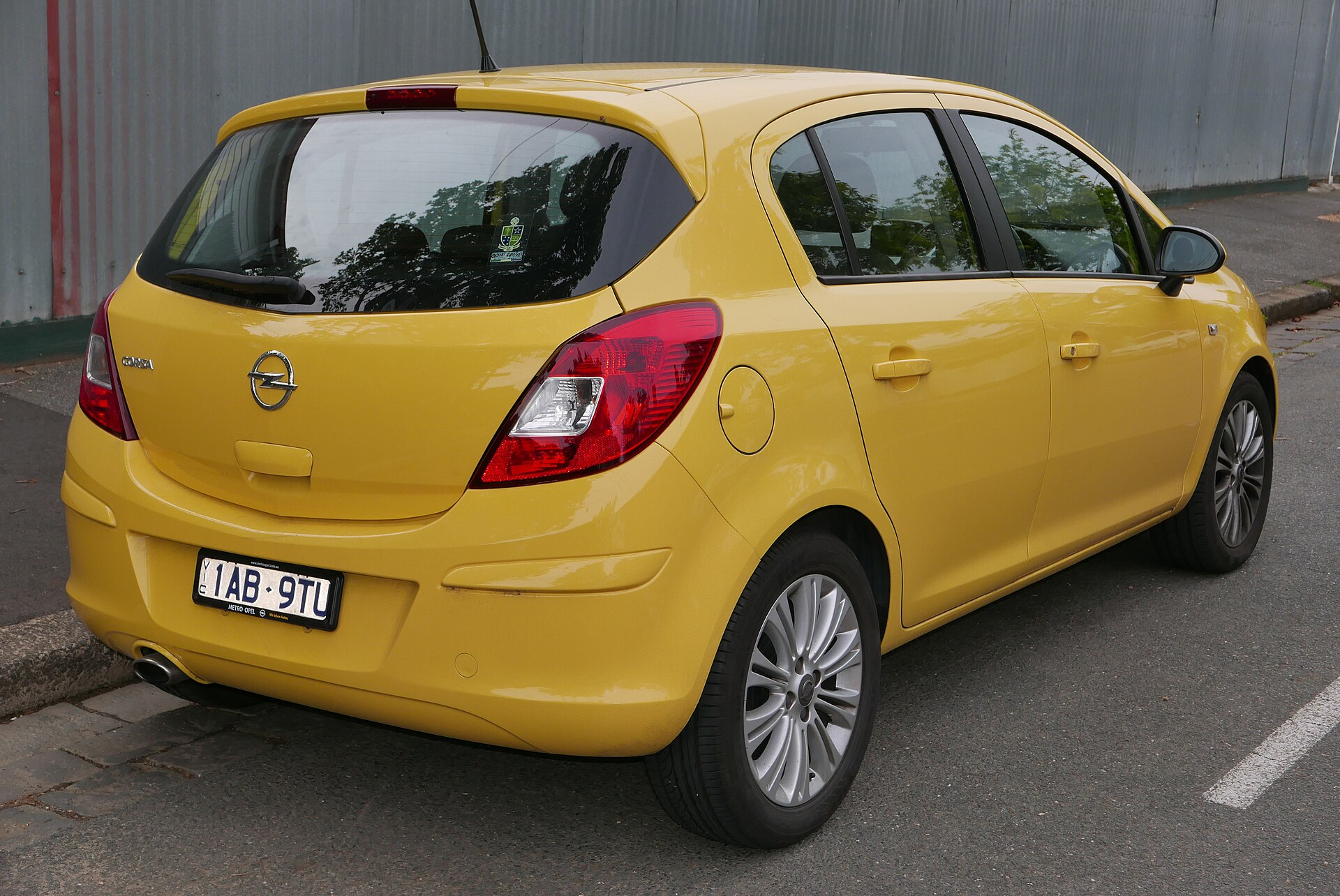 Opel Corsa D beş kapılı modelin arka görünümü