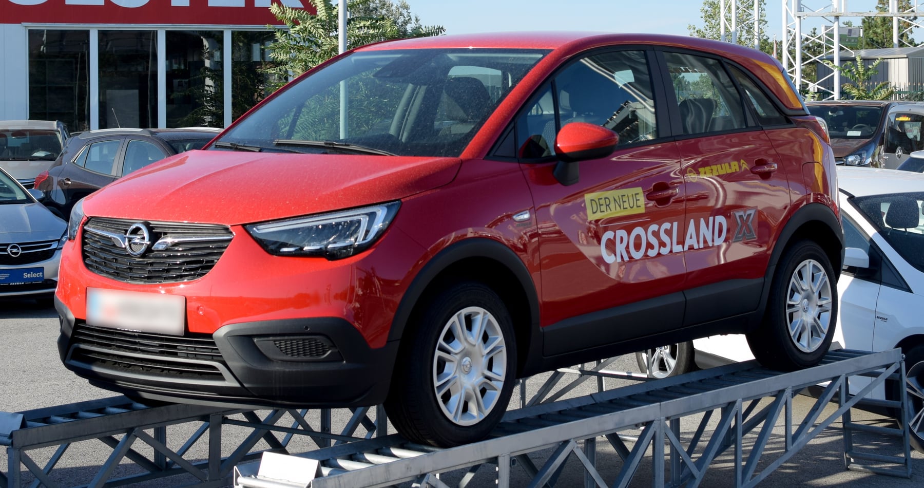 2017 Opel Crossland X kırmızı gövde, önden üç çeyrek açı