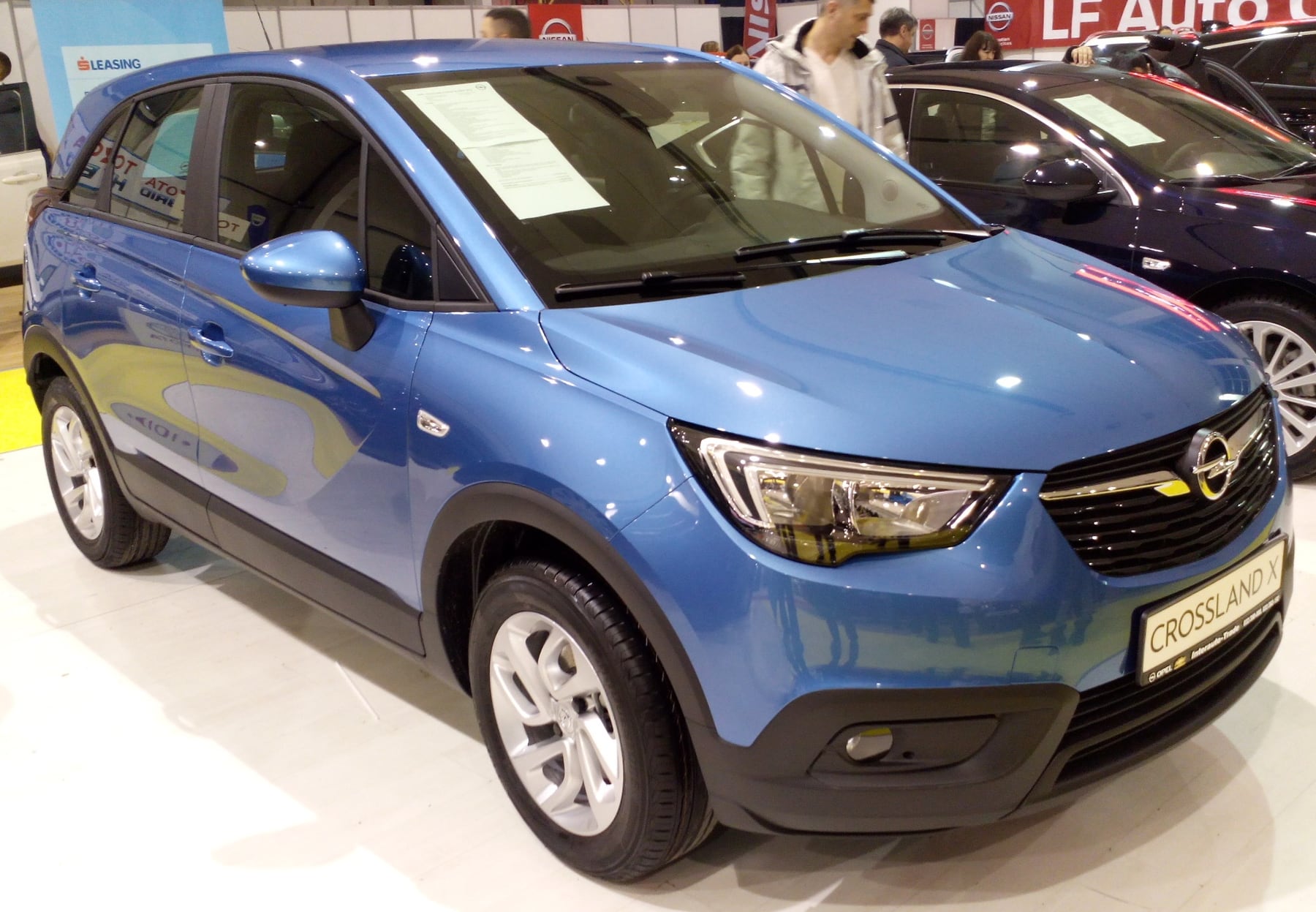 Mavi Opel Crossland X ön görünüşü