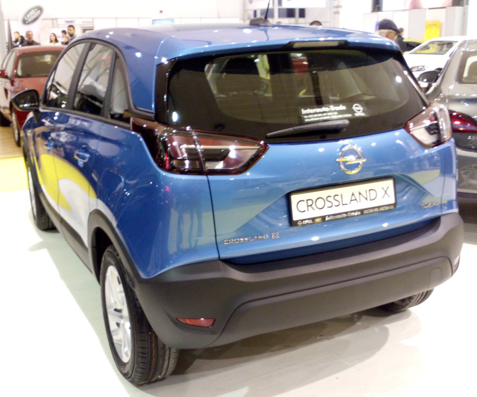 Mavi Opel Crossland X arka dış görünüşü