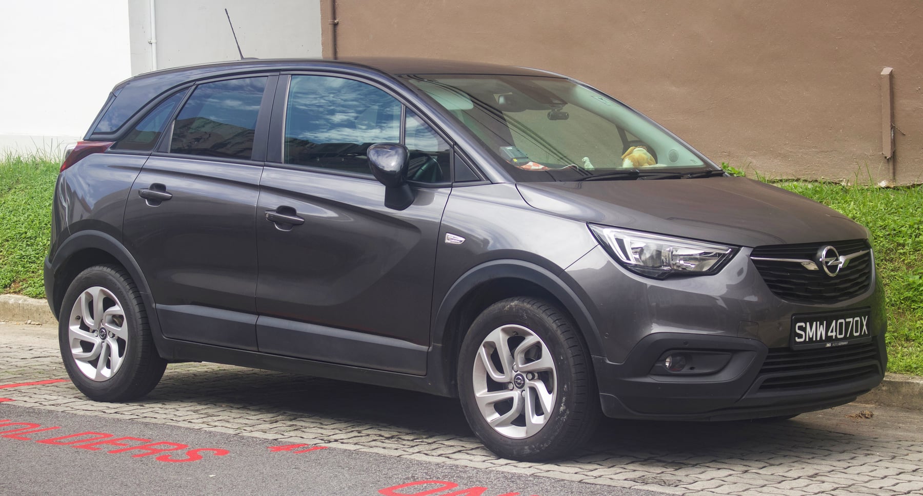 Gri Opel Crossland X ön çapraz görünüş
