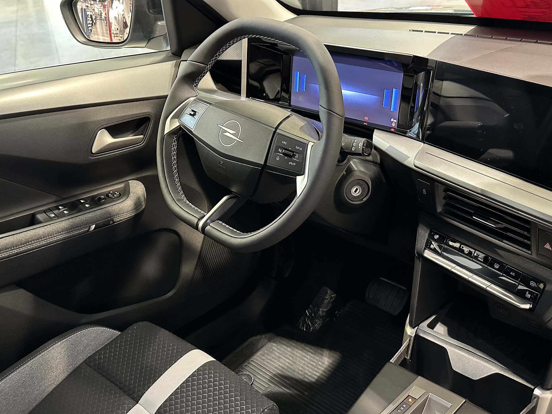 Opel Frontera kokpit ve dijital ekranlar