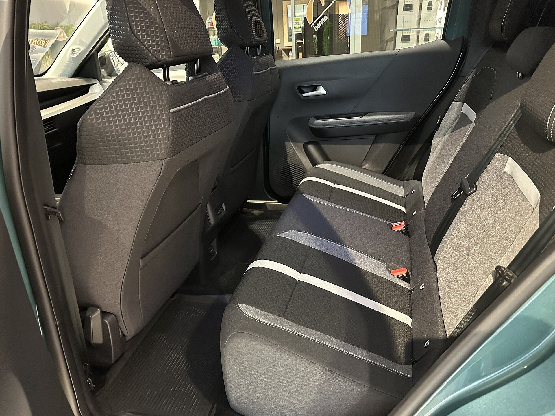 Opel Frontera ikinci sıra arka koltuk alanı