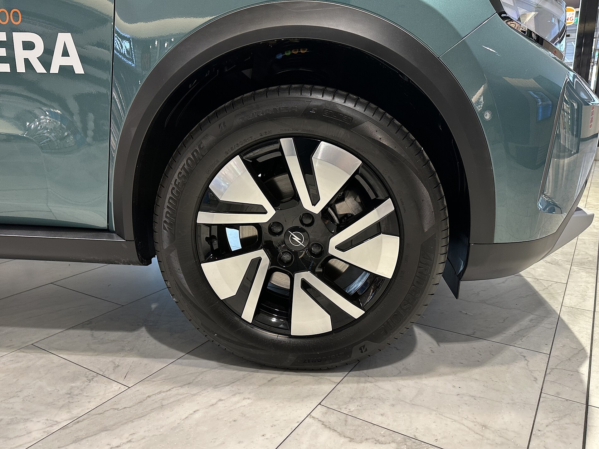 2025 Opel Frontera jant ve lastik detayı