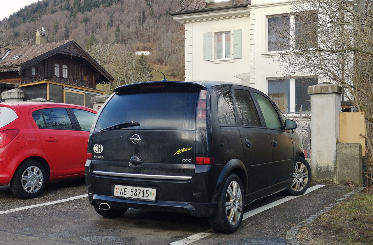 Opel Meriva OPC 1.6 Turbo arka görünüşü ve OPC rozeti