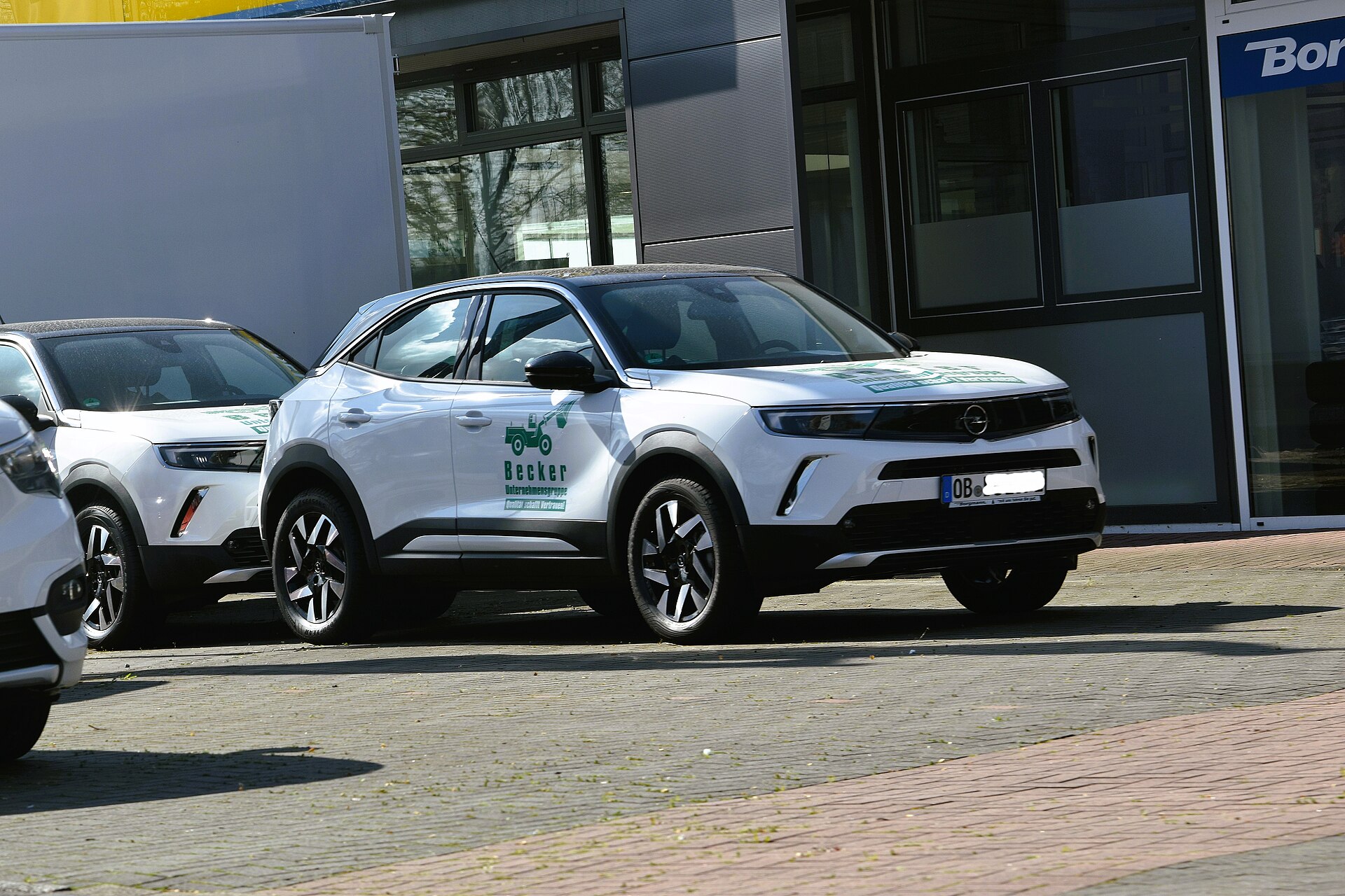 Mavi Opel Mokka B yolda