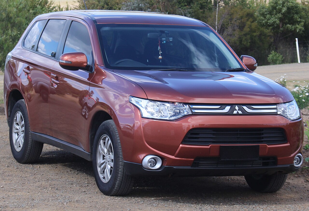 Mitsubishi Outlander üçüncü nesil ön üç çeyrek görünüm
