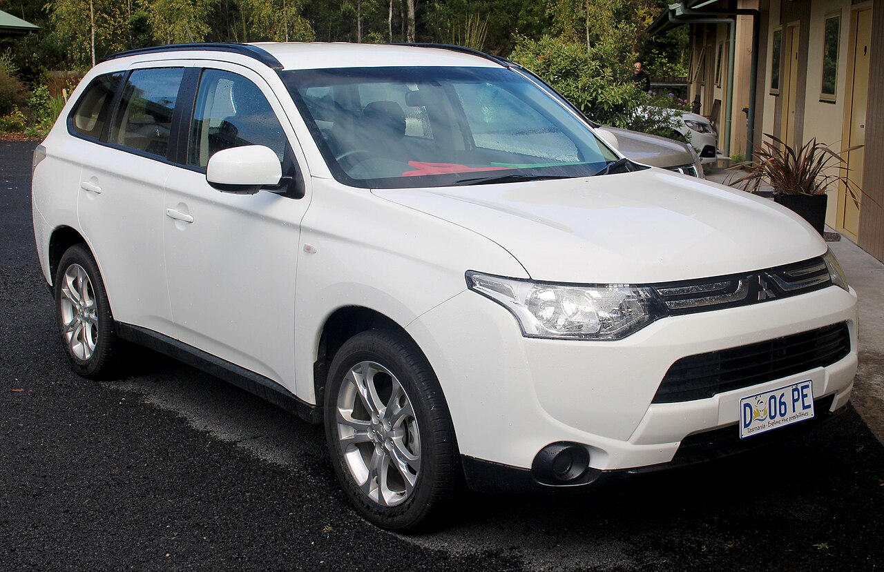 Mitsubishi Outlander III beyaz gövde ve yan profil