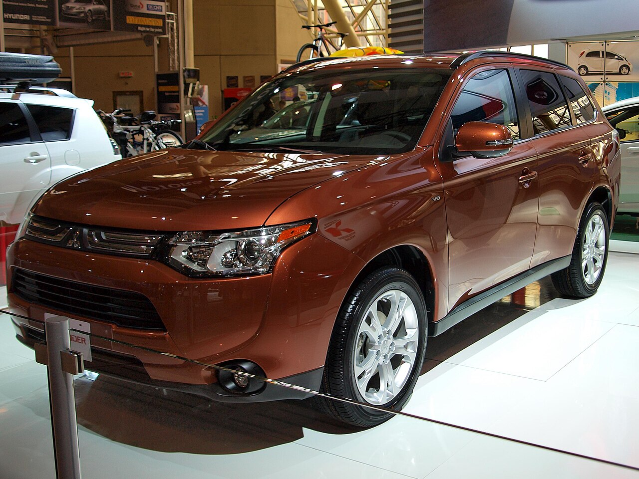 Mitsubishi Outlander III fuar alanında ön yandan