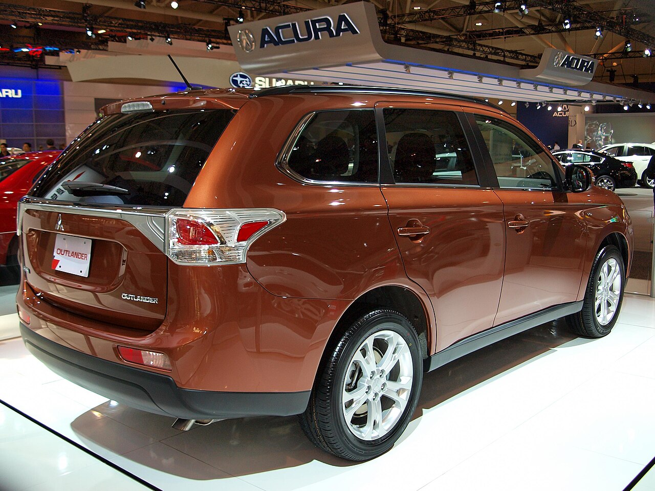 Mitsubishi Outlander III arka-yan gövde görünümü