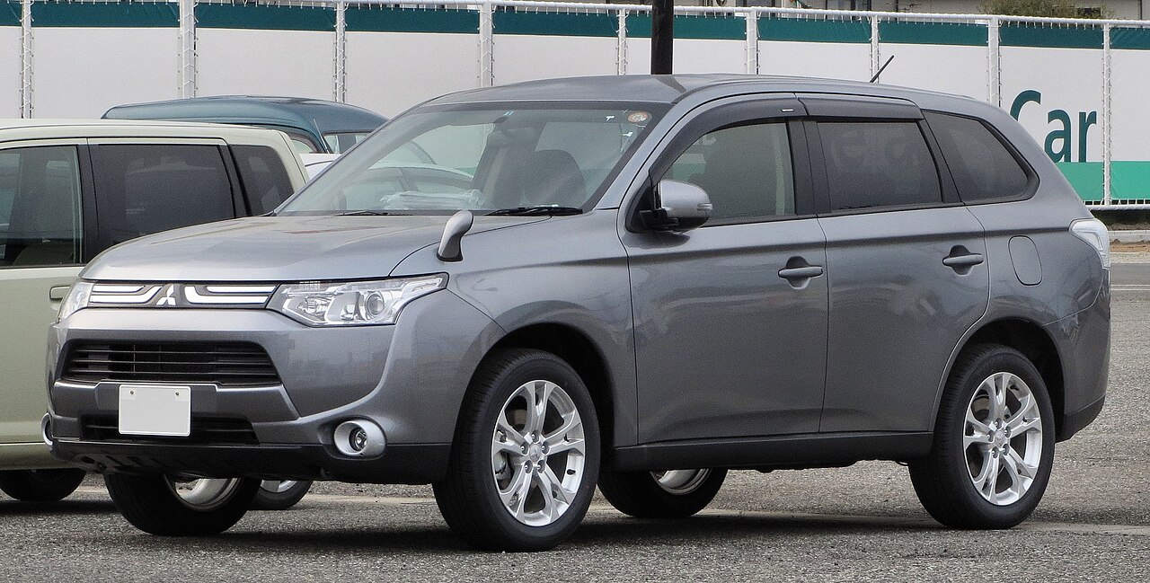 Mitsubishi Outlander III gri gövde önden üç çeyrek