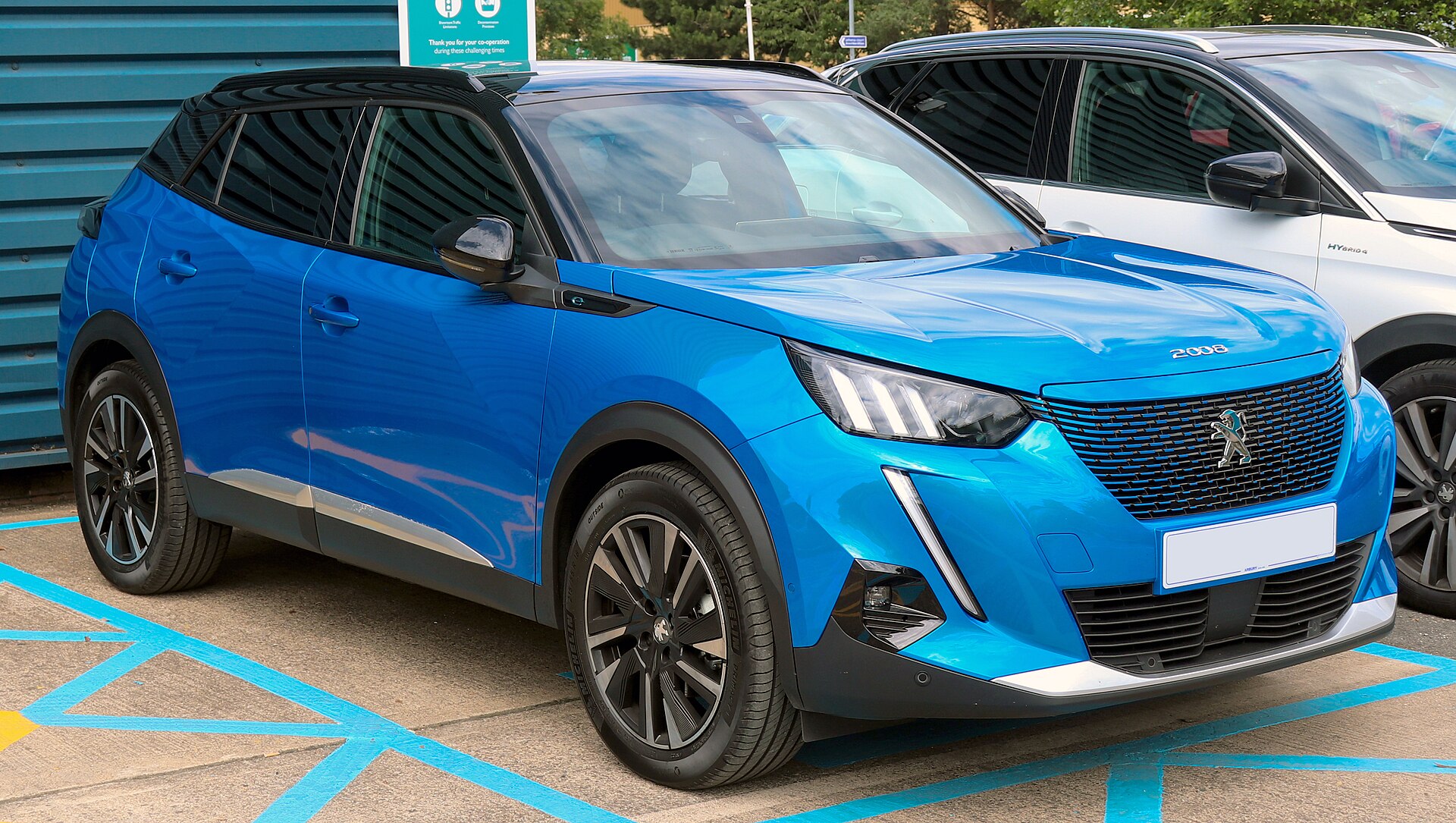 Peugeot e-2008 önden görünüm