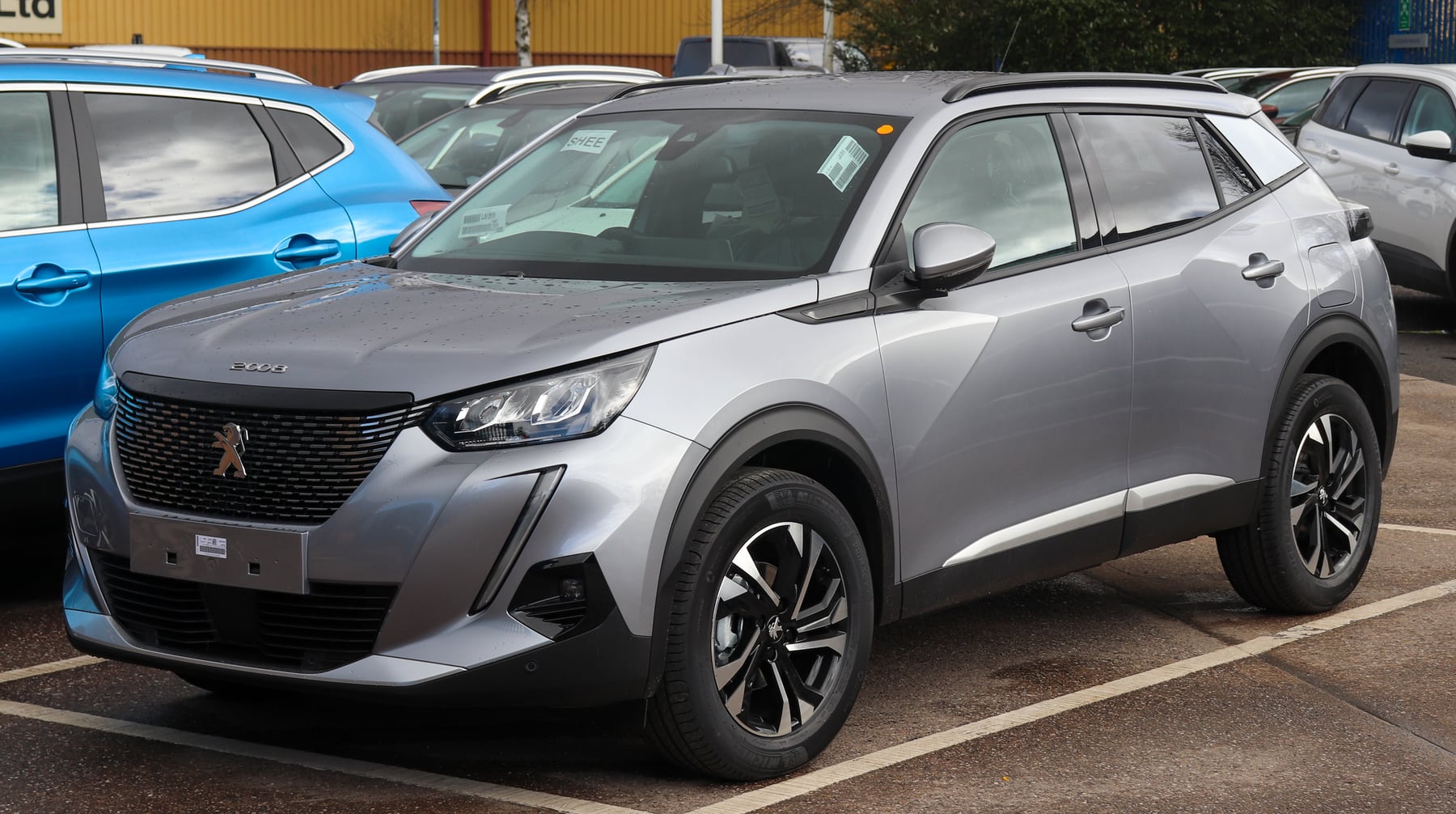 İkinci nesil Peugeot 2008 önden görünüm