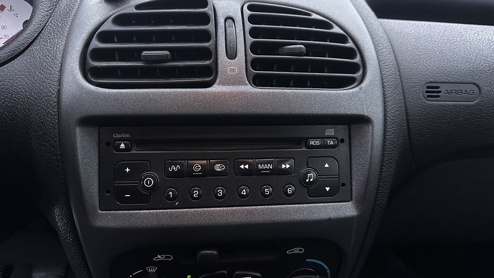 Peugeot 206 orta konsolu ve fabrika teybi
