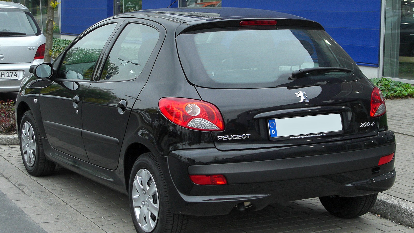 Siyah Peugeot 206+ arka ve yan görünüm