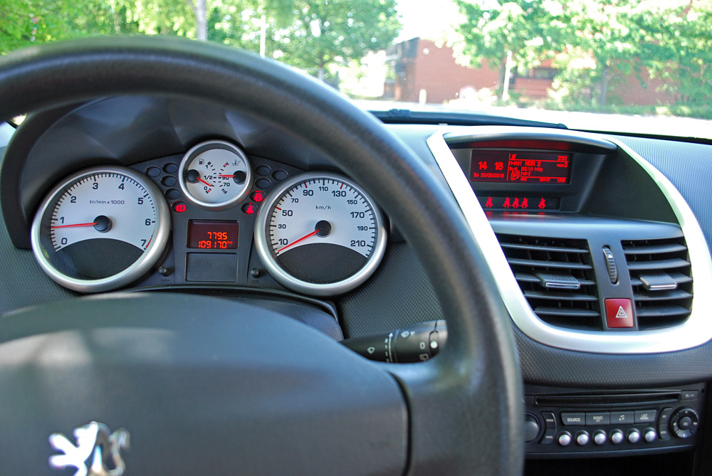 Peugeot 207 iç mekân, gösterge paneli ve orta konsol