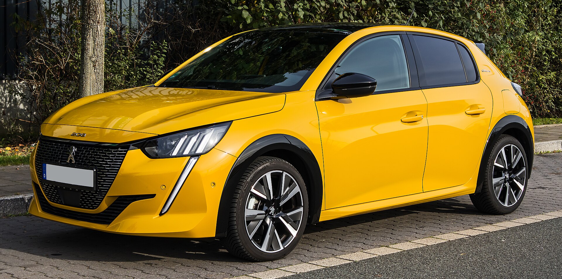 Peugeot 208 P21 1.2 PureTech 130 EAT8 önden görünüm