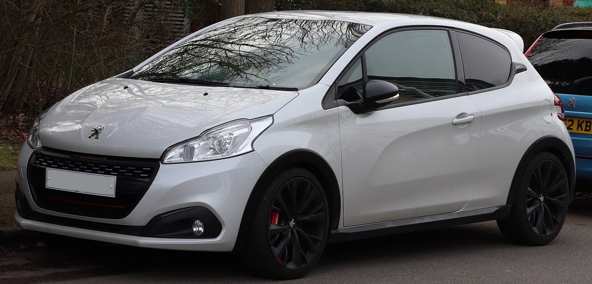 Peugeot 208 GTi önden görünüm