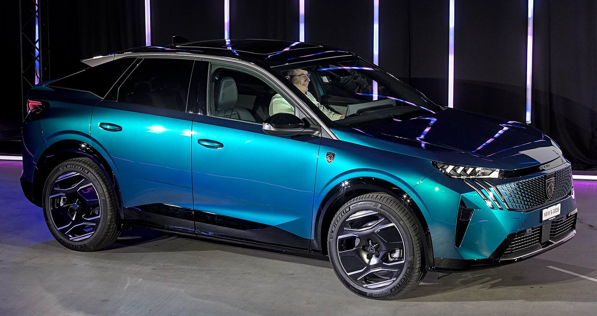 Üçüncü nesil Peugeot 3008’in ön ve yan tasarımı