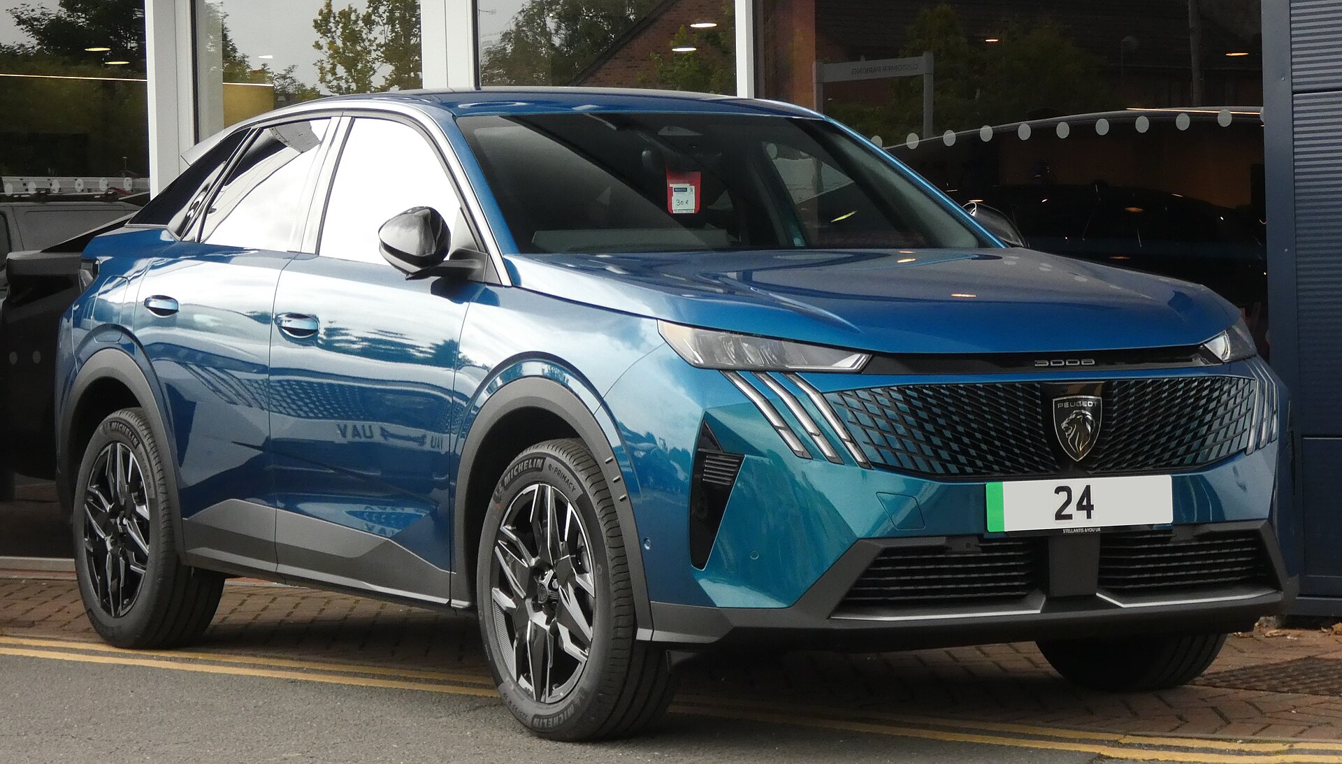 2024 Peugeot E-3008 elektrikli versiyonunun önden görünümü