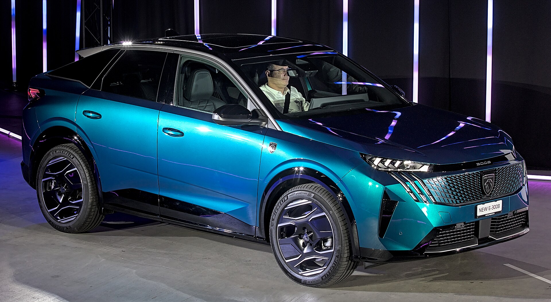 Peugeot E-3008’in yan profili ve fastback tavanı