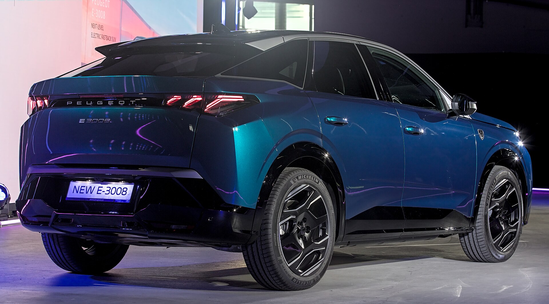 Peugeot E-3008’ün ön bölümündeki ışık imzası ve gövde detayları