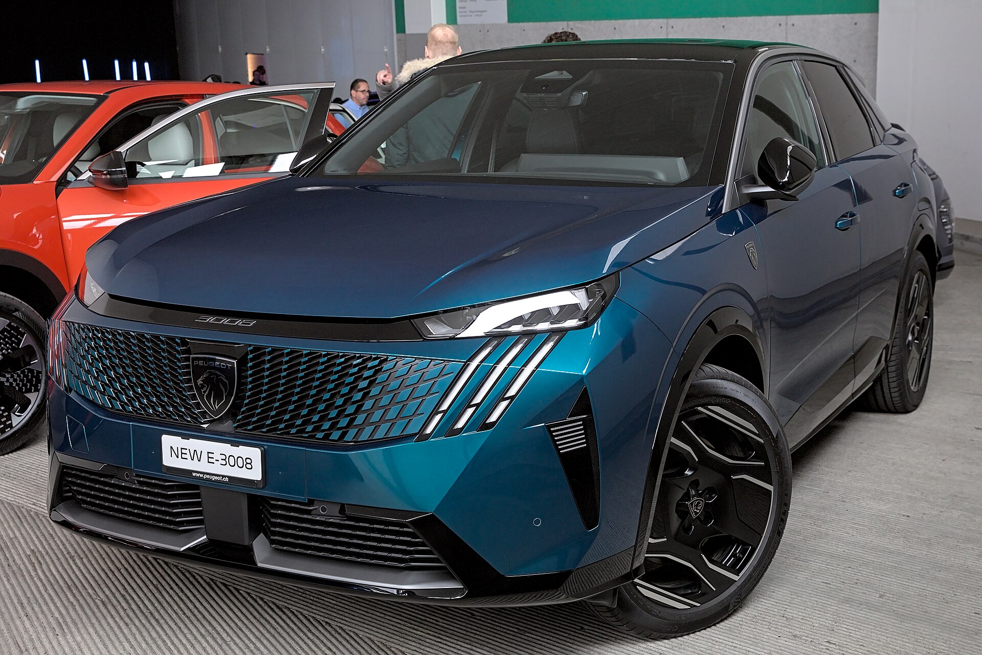 Mavi Peugeot E-3008’ün sergi alanındaki ön-yan görünümü