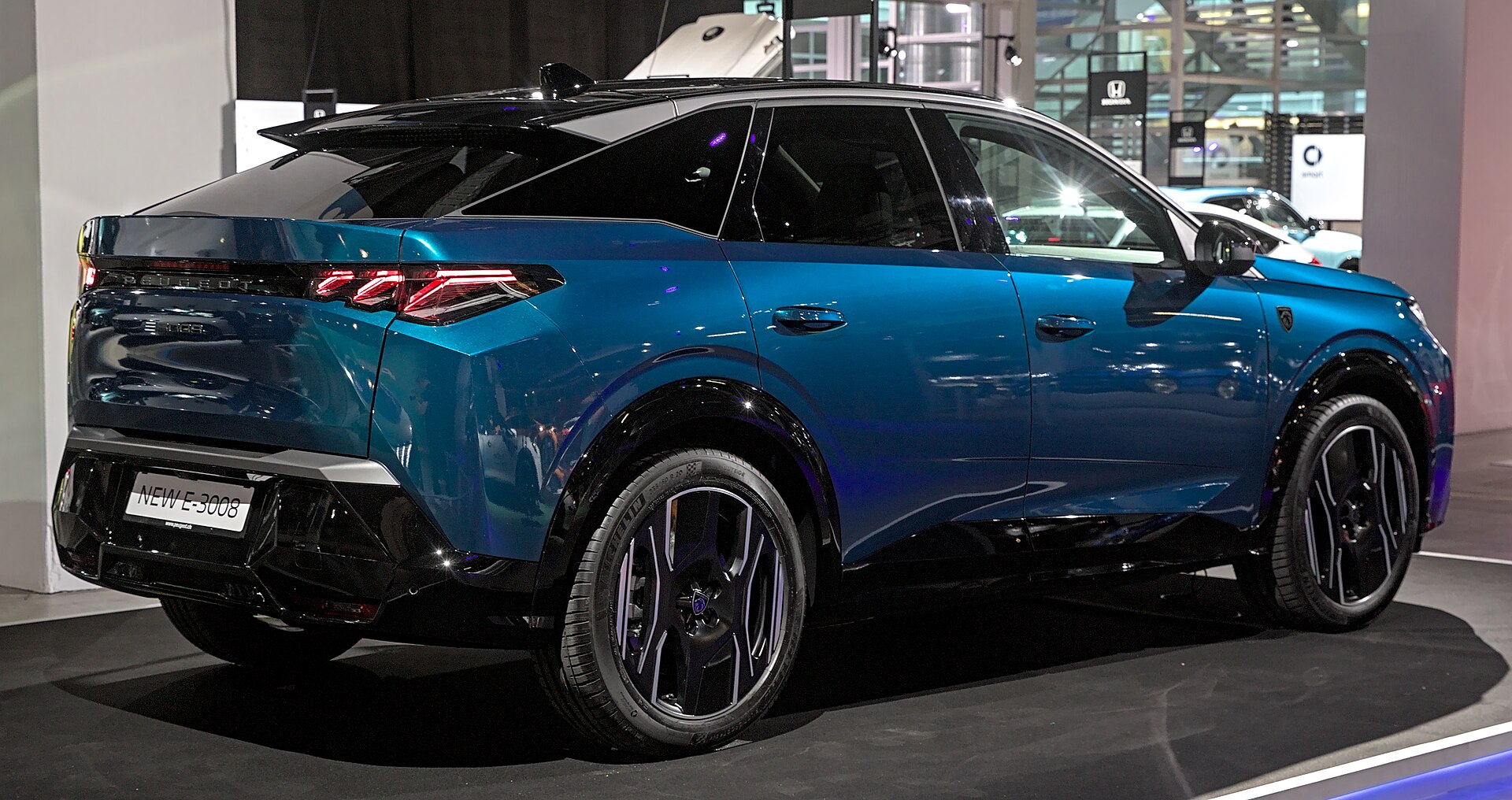 Peugeot E-3008’ün farklı açıdan gövde ve kabin oranları