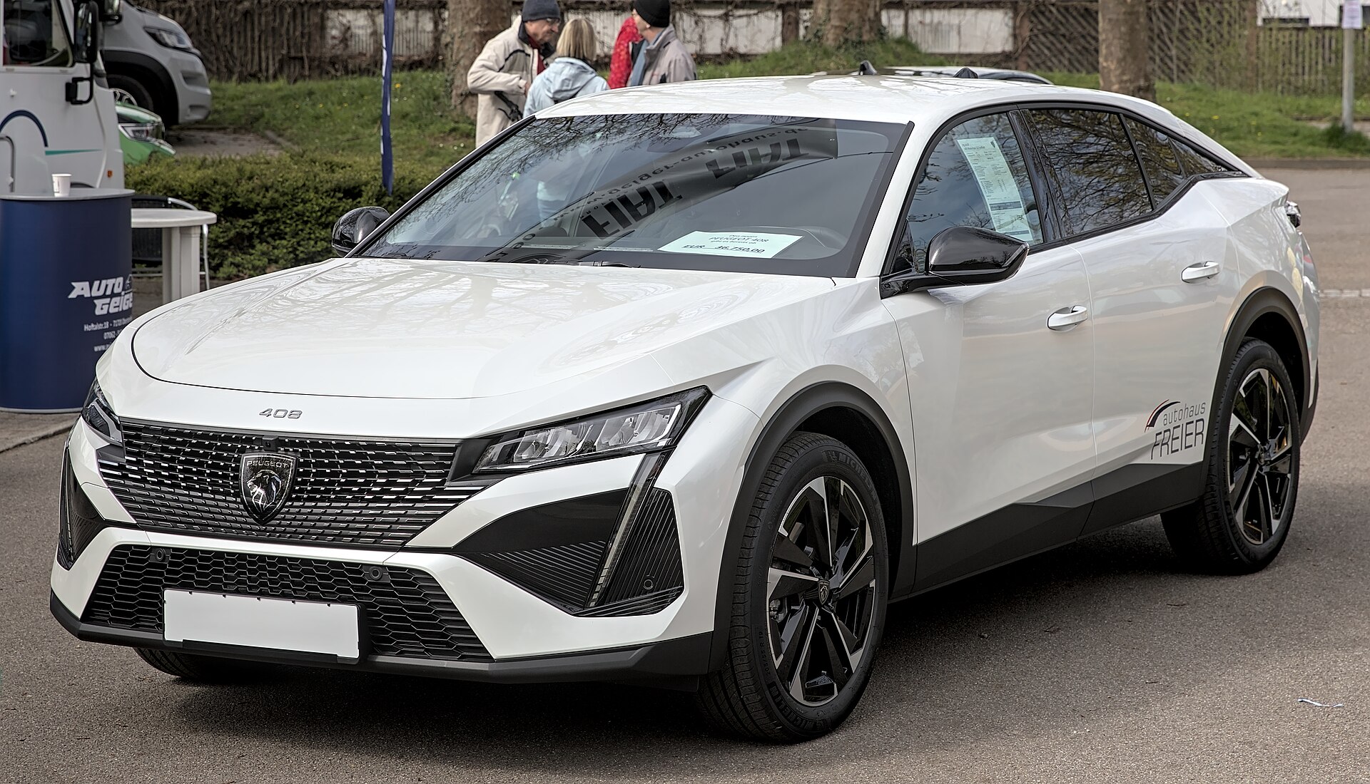 Peugeot 408 fastback yan ve arka tasarım