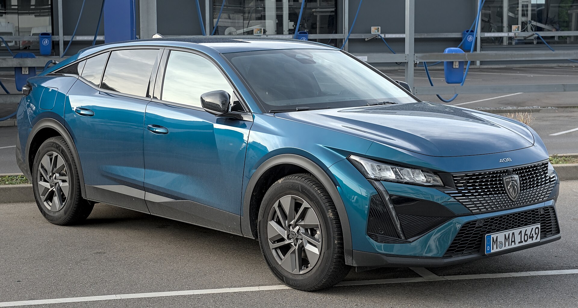Peugeot 408 yol üzerinde, fastback gövde