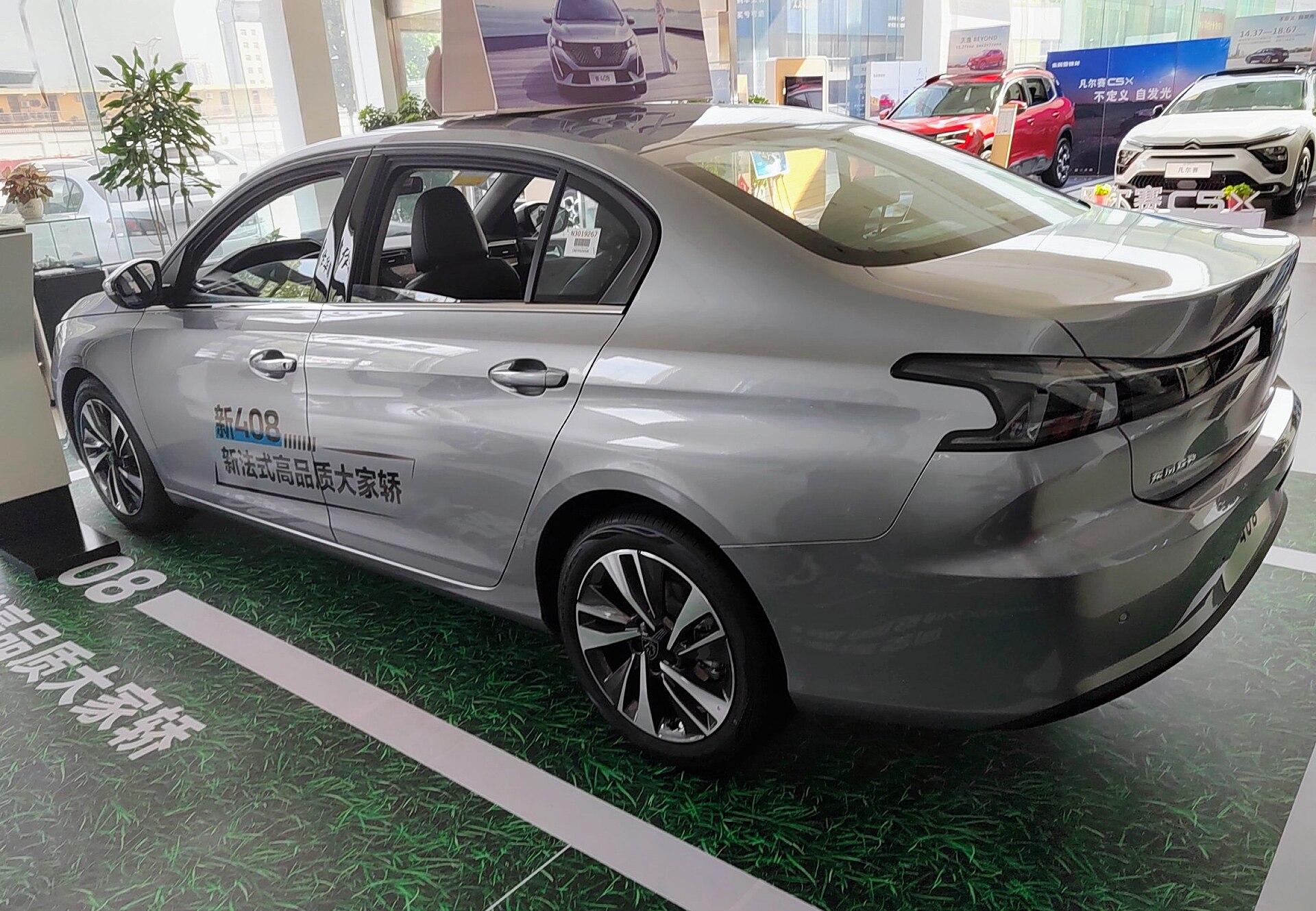 2026 Peugeot 408 makyajlı gövde detayı
