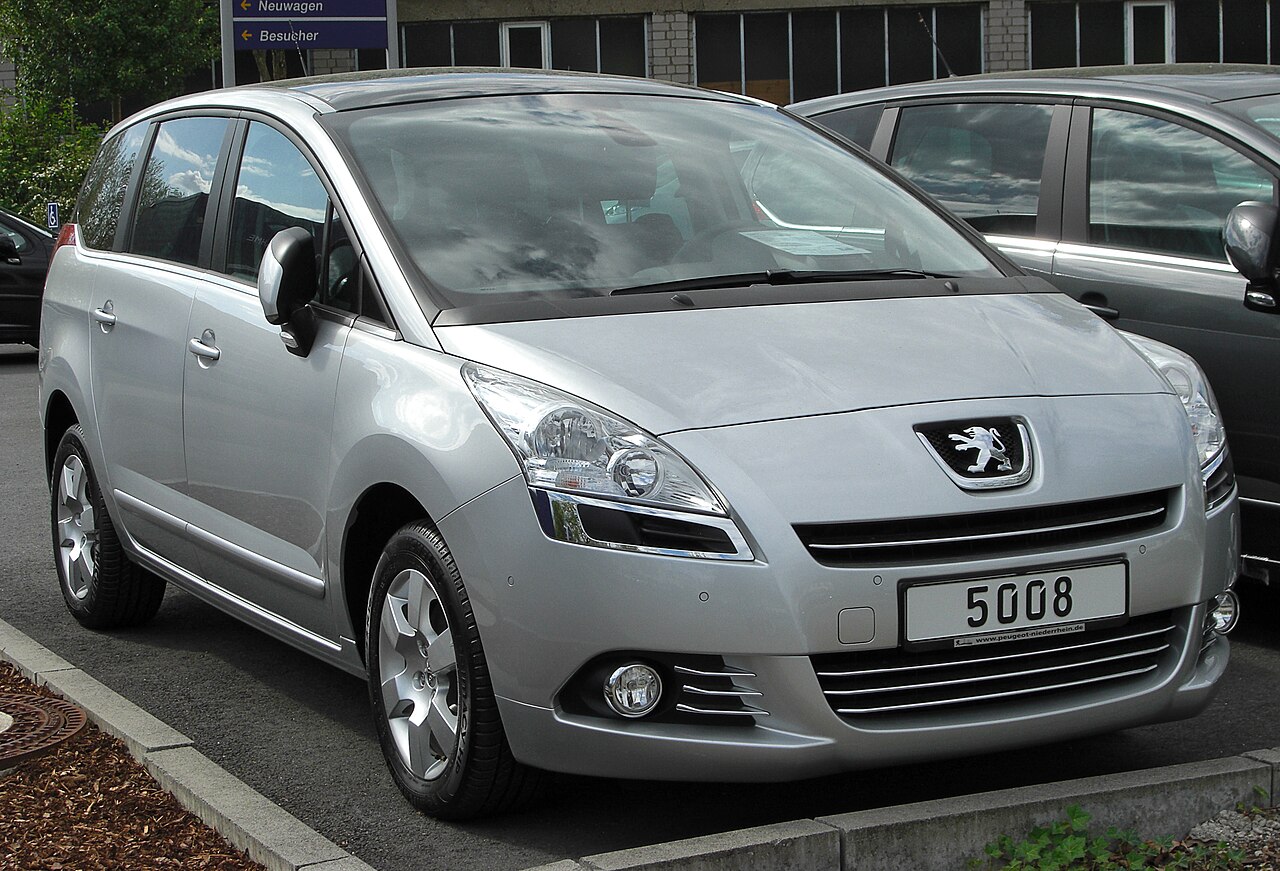 Peugeot 5008 T87 ön gövde ve far tasarımı
