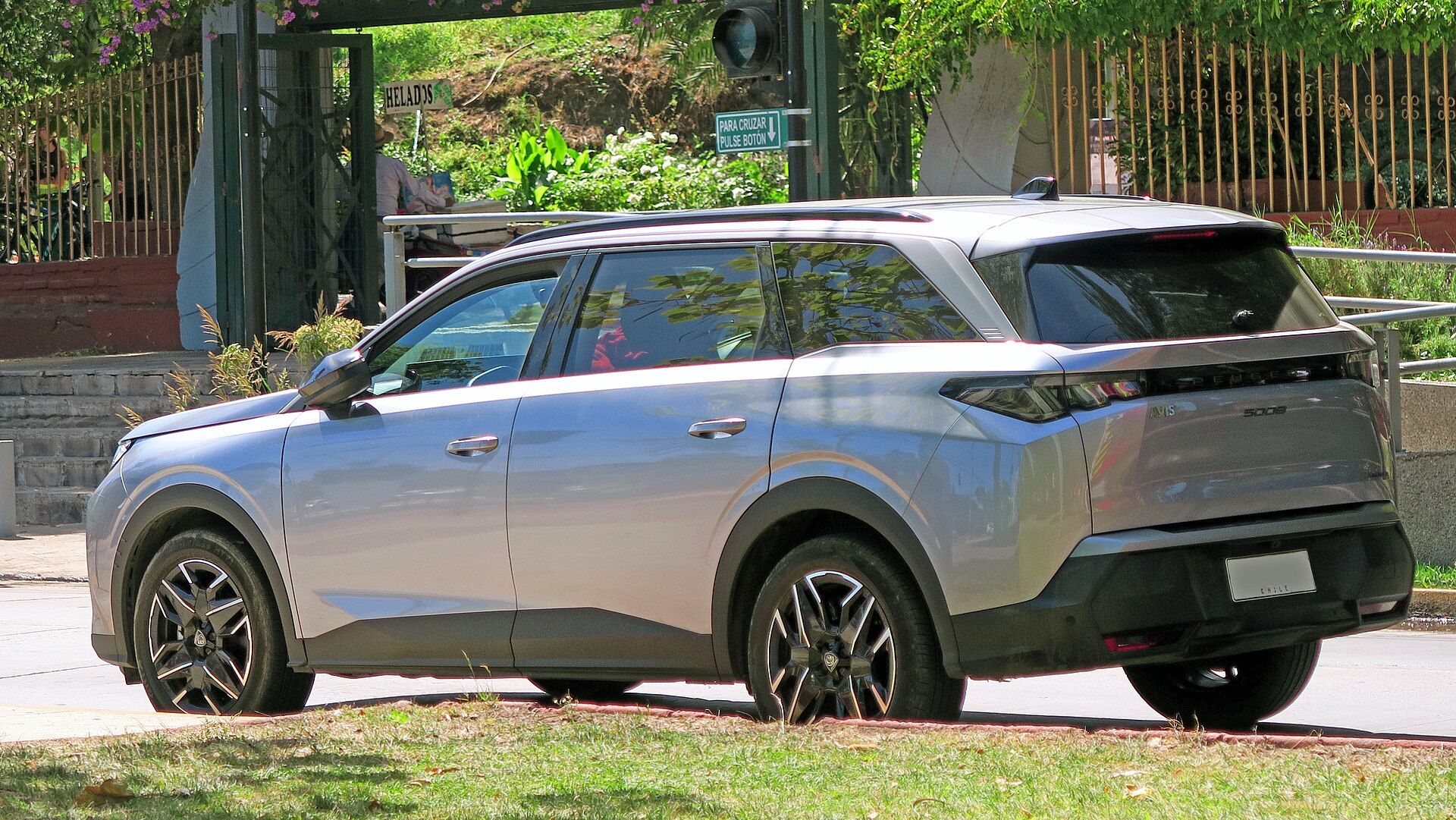 Yeni nesil Peugeot 5008 Hybrid 145 Allure dış görünümü