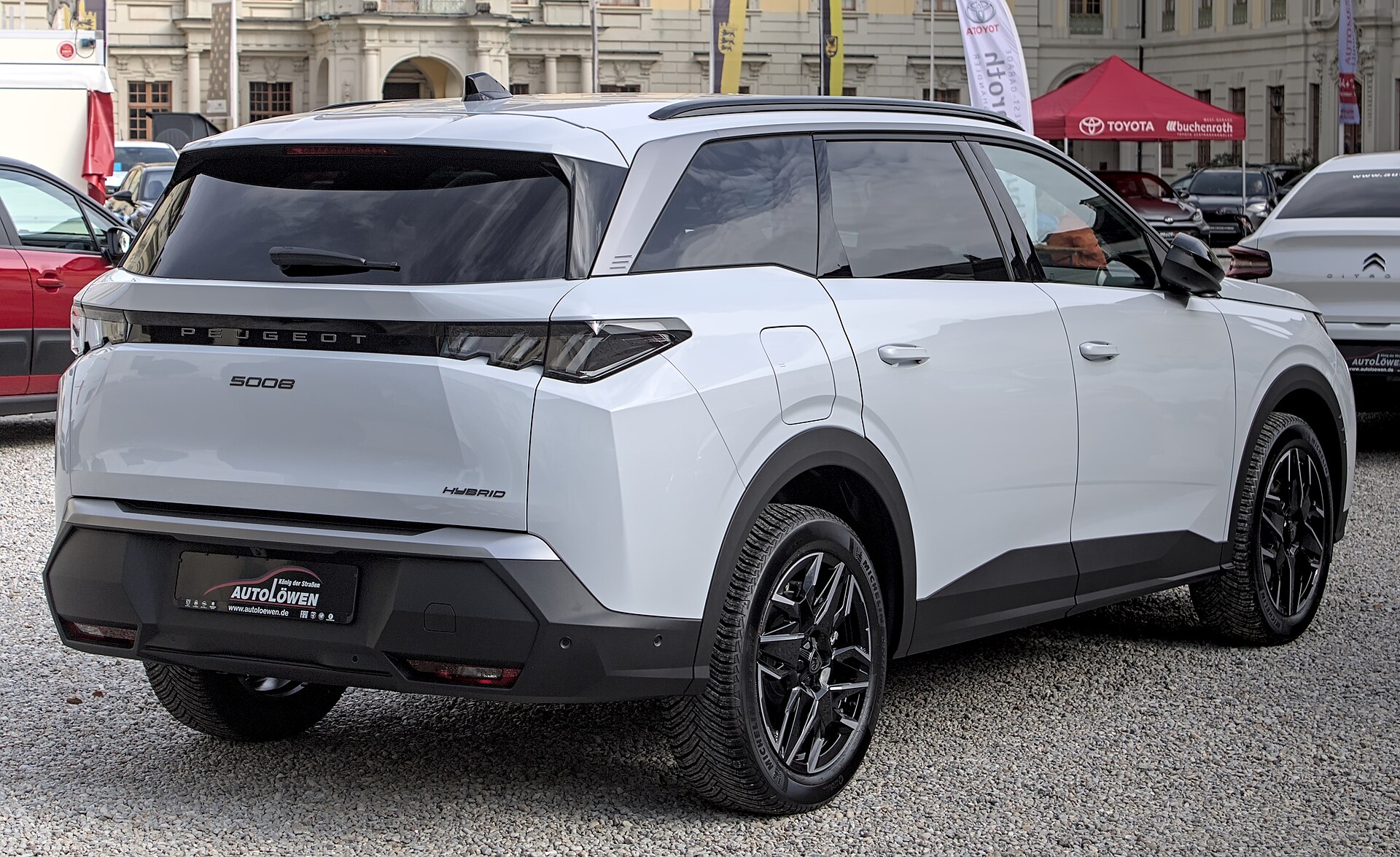 2024 Peugeot 5008 P74 önden üç çeyrek görünüş