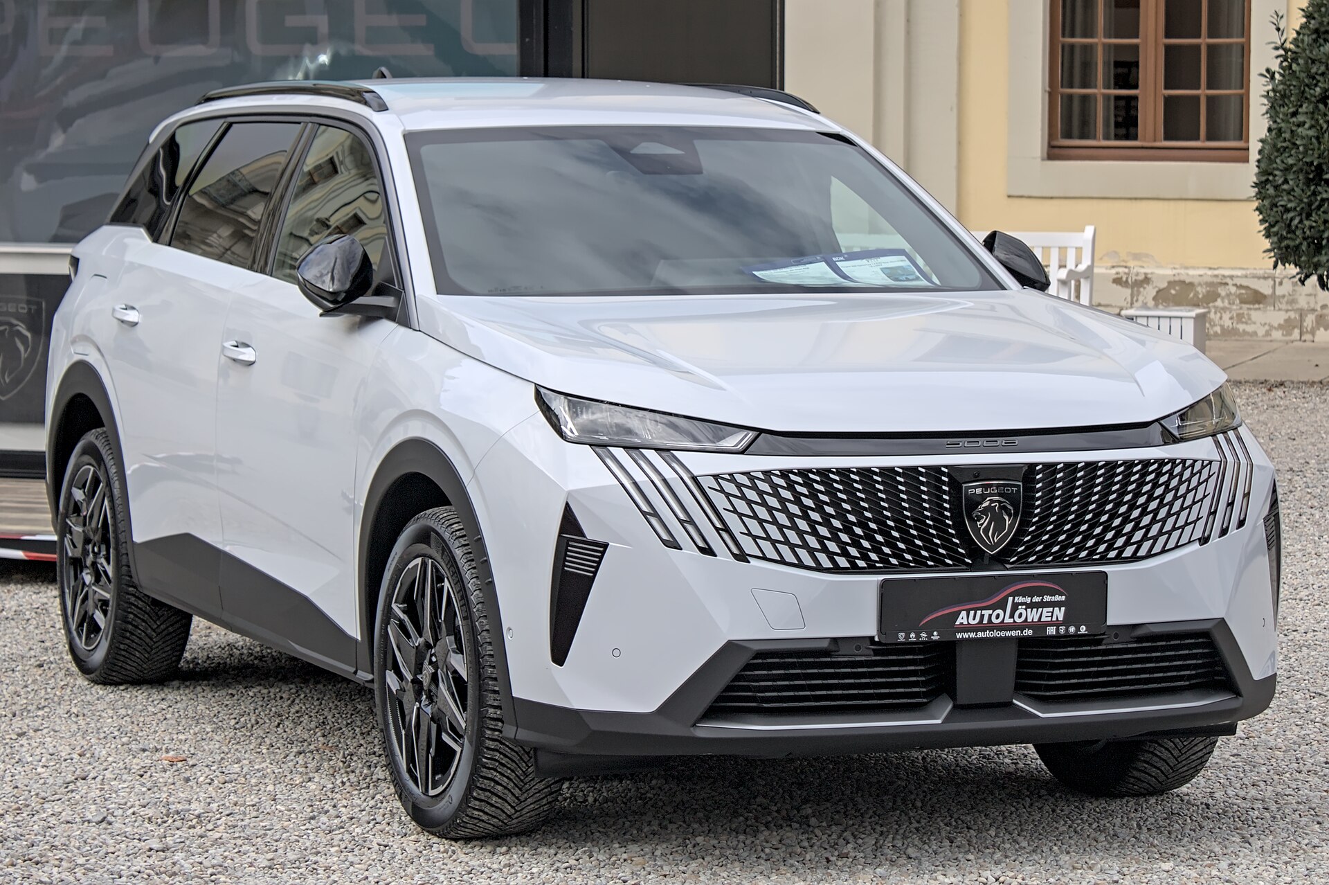 Yeni nesil Peugeot 5008 sergi alanında
