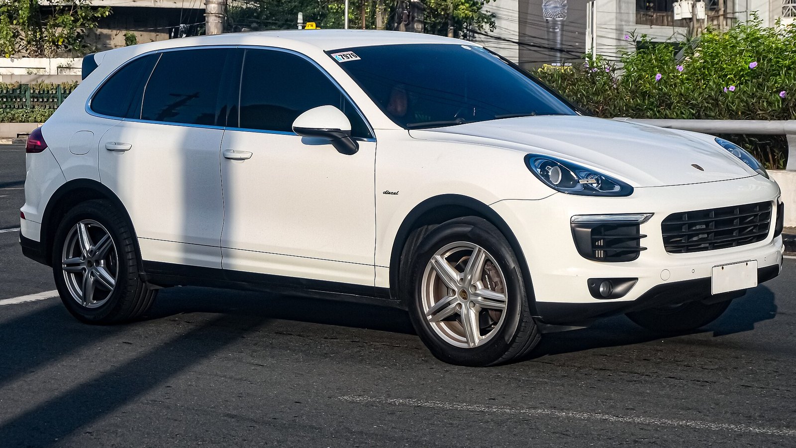 Beyaz Porsche Cayenne 958 3.0 dizel önden görünüm