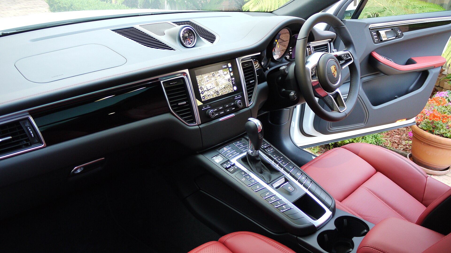 Porsche Macan iç mekan ve kokpit