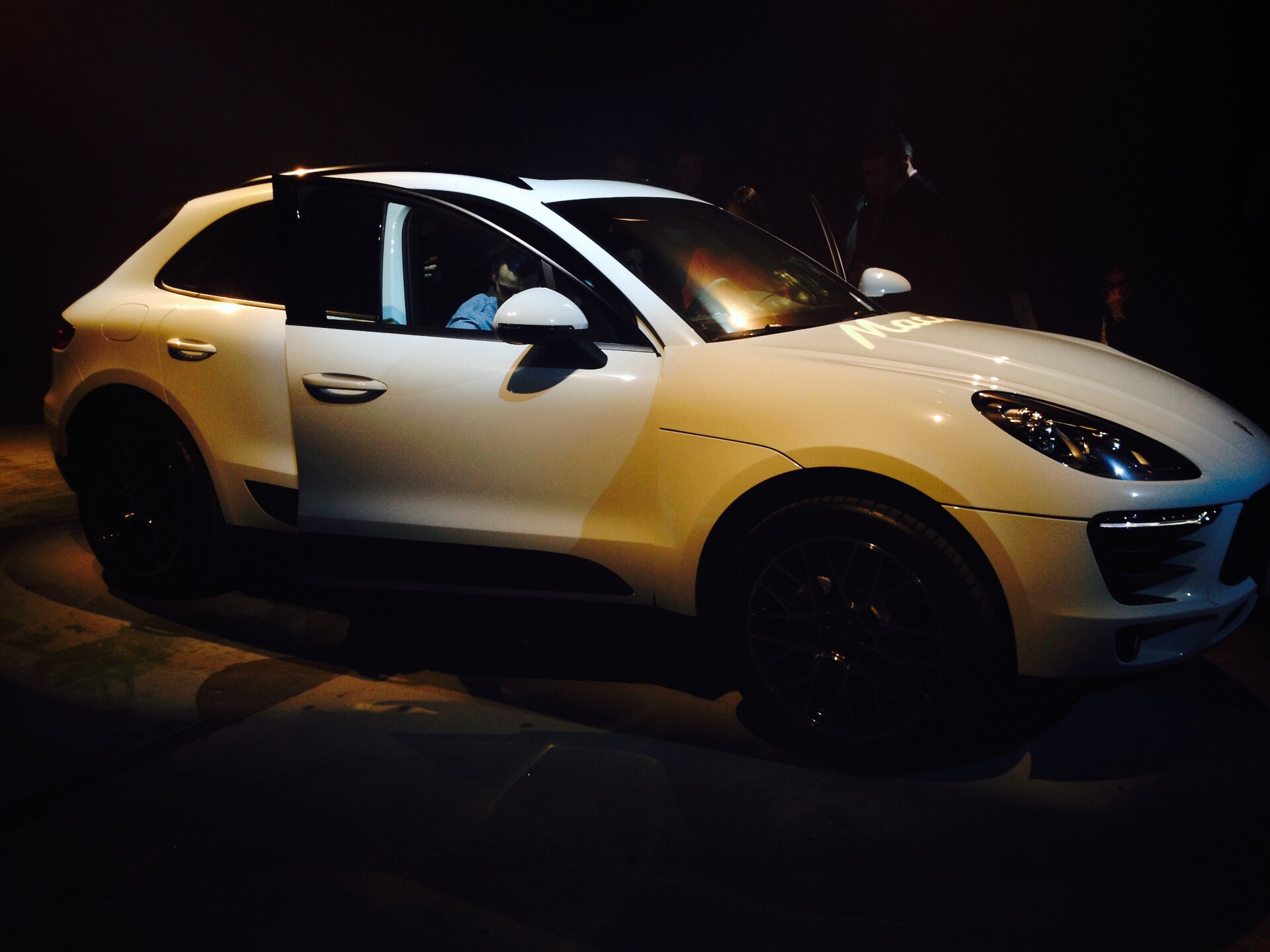 Porsche Macan 95B yandan