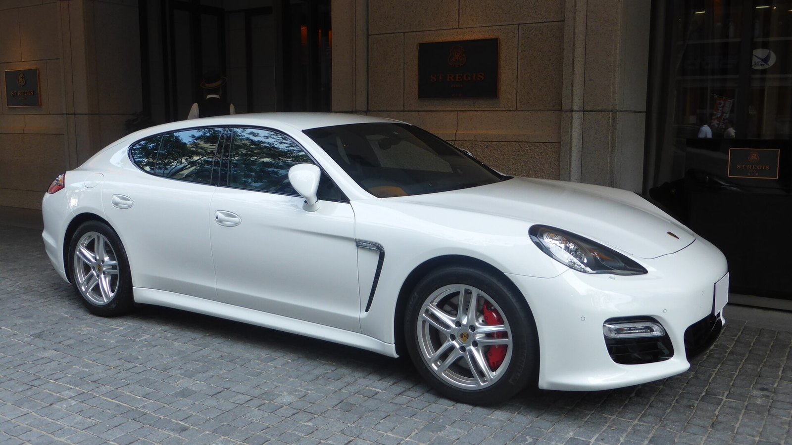 Beyaz Porsche Panamera 970 önden görünüm