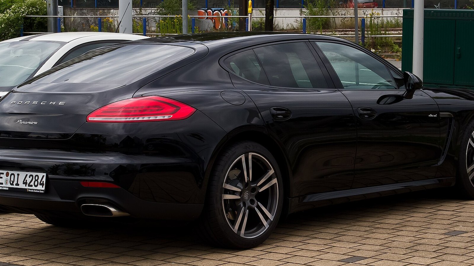Makyajlı Porsche Panamera 970 arkadan görünüm