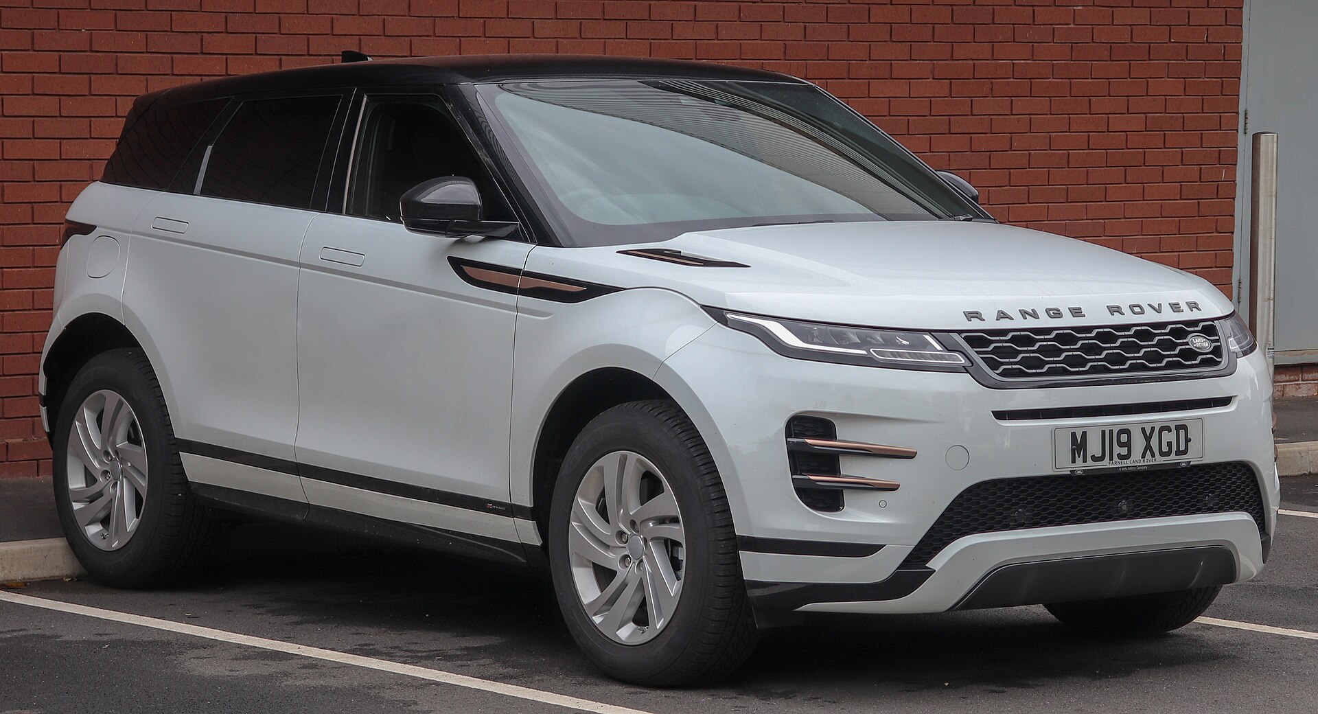 Range Rover Evoque L551 arka çapraz görünüm