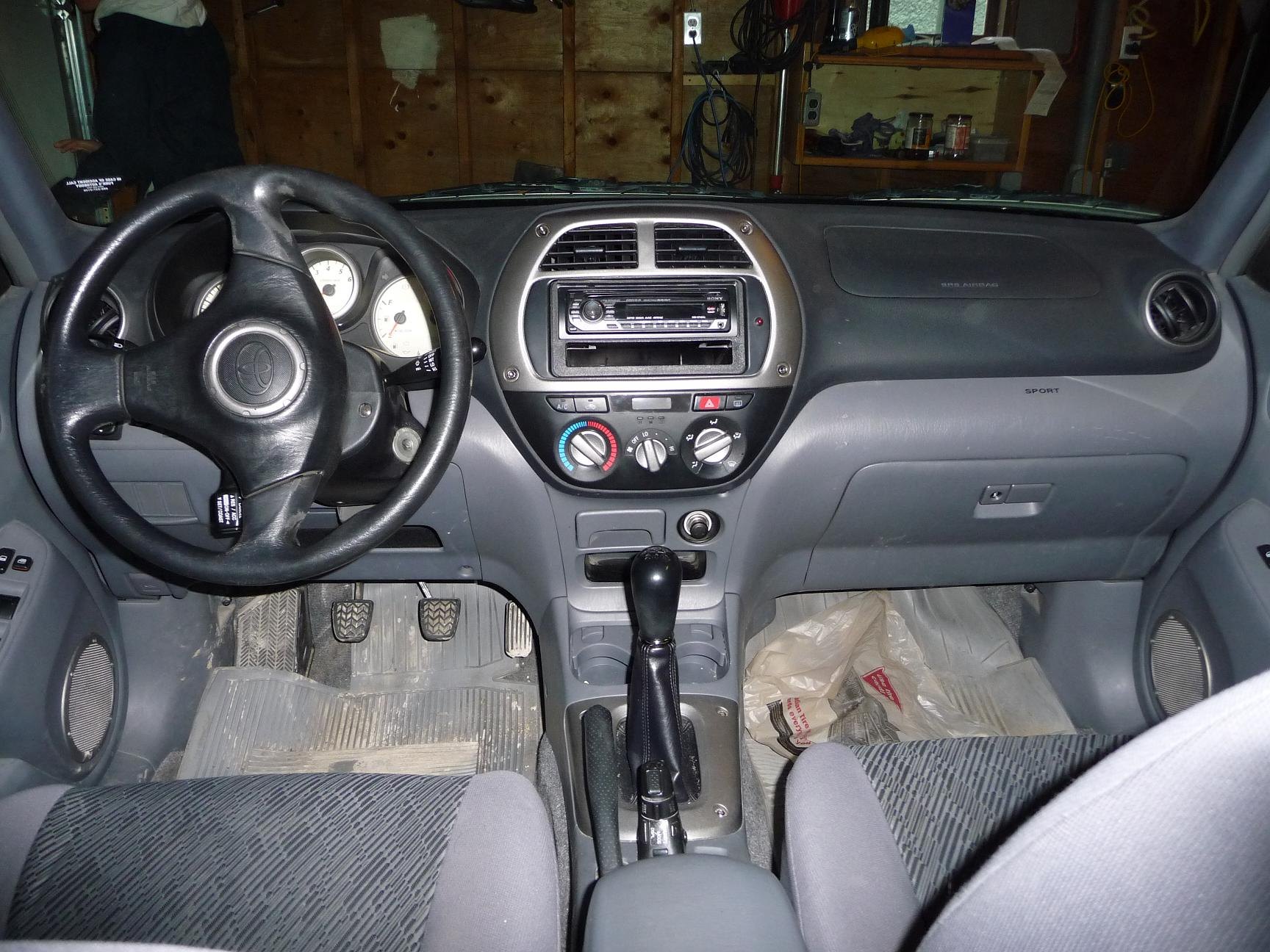 2001 Toyota RAV4 XA20 kabin ve orta konsolu