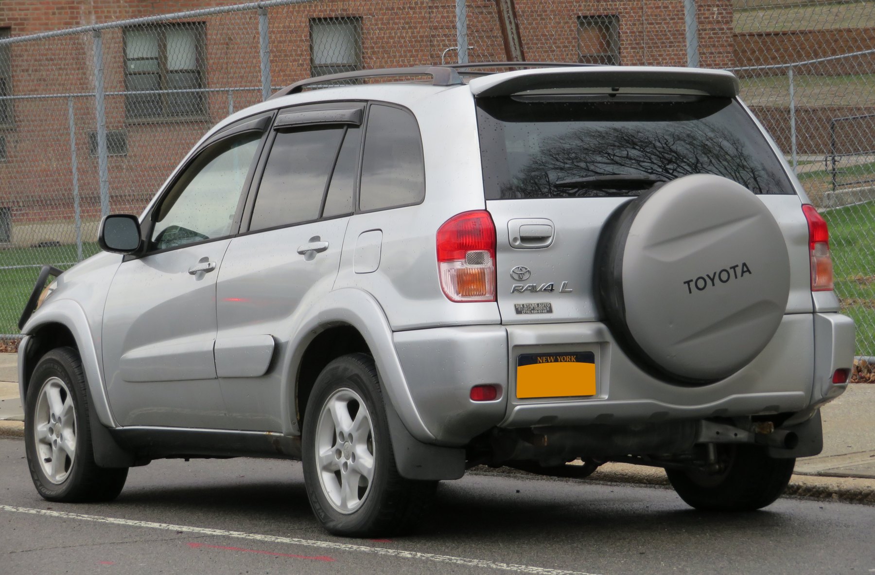 Erken dönem Toyota RAV4 XA20 arka görünümü