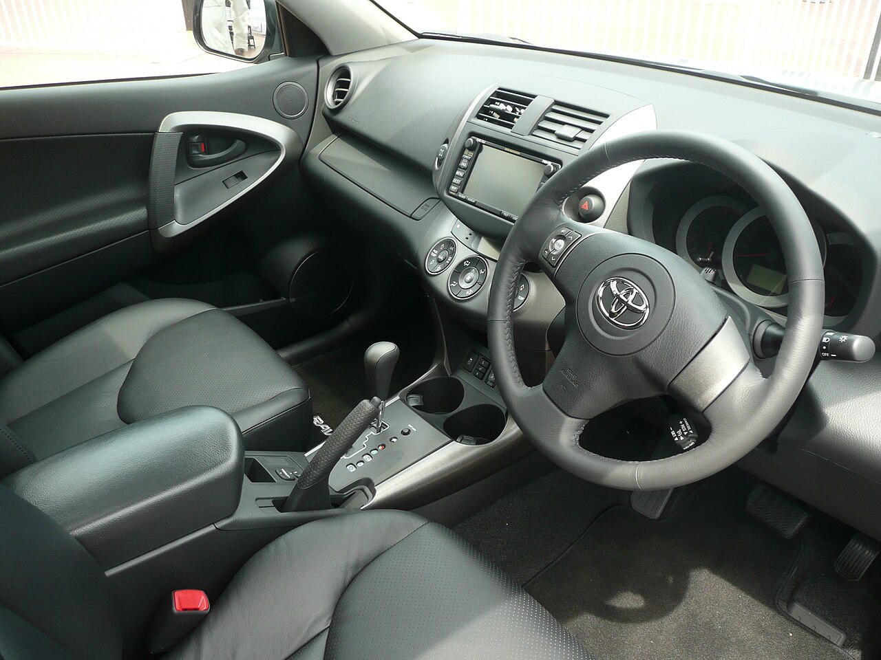 Toyota RAV4 XA30 kokpit ve ön koltuklar