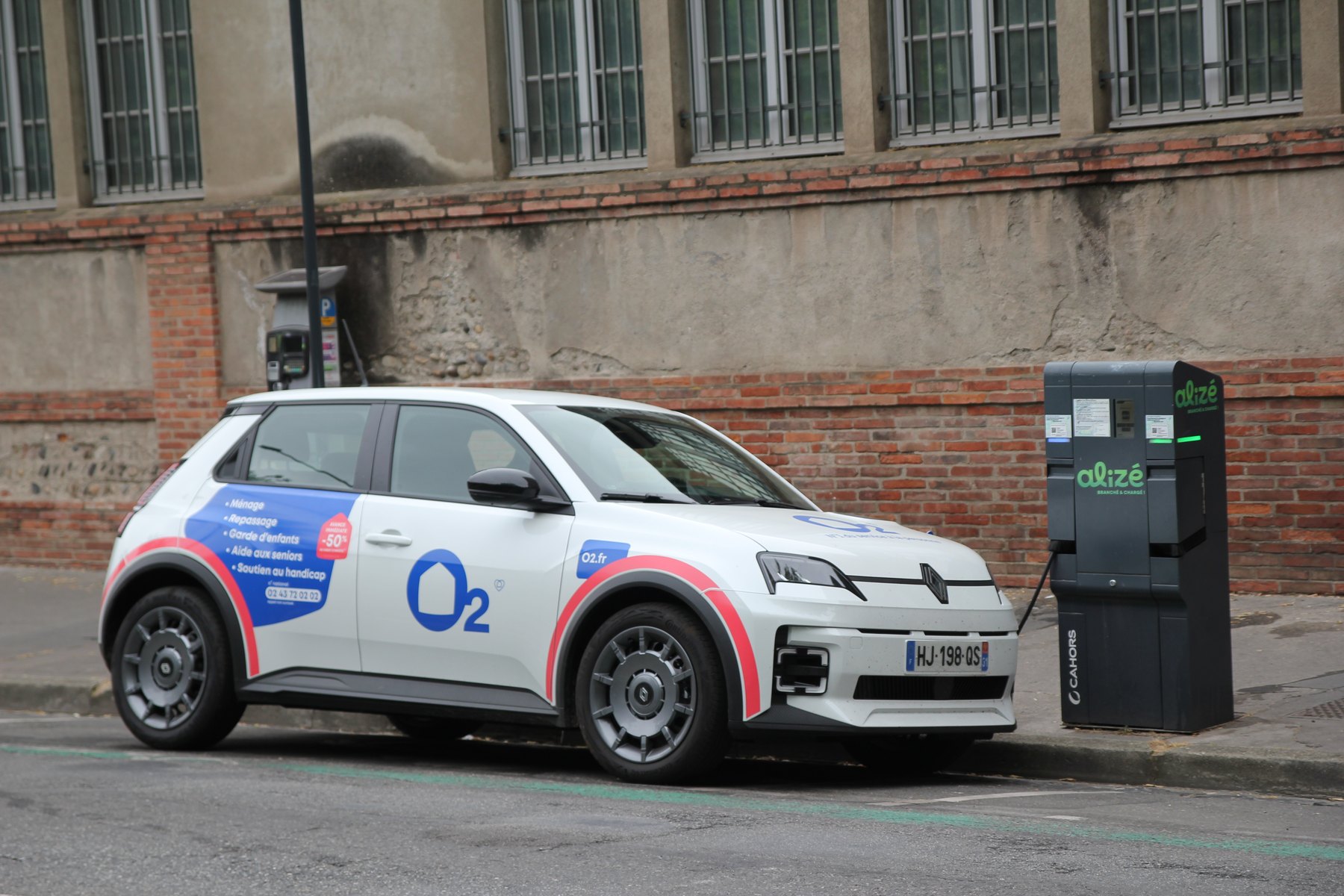 Renault 5 E-Tech şarj istasyonunda