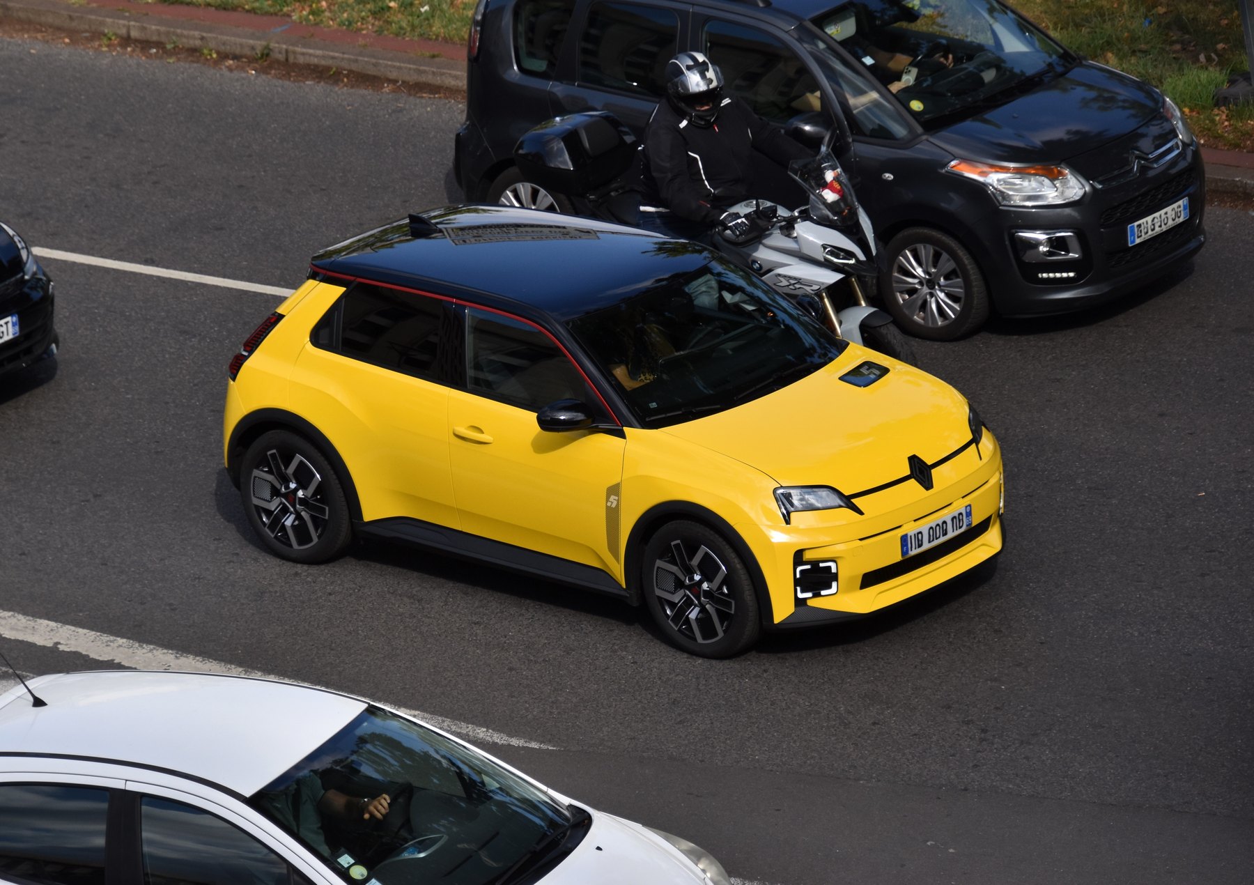 Sarı Renault 5 E-Tech yukarıdan görünüm