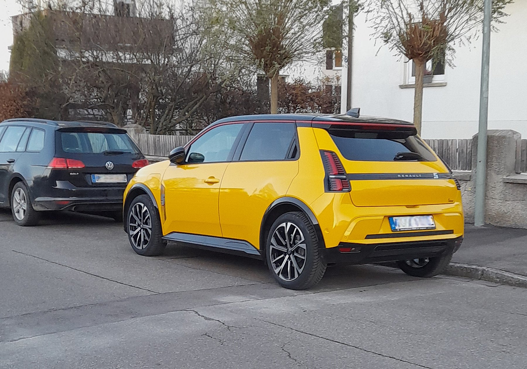 Sarı Renault 5 E-Tech ön ve arka görünümü
