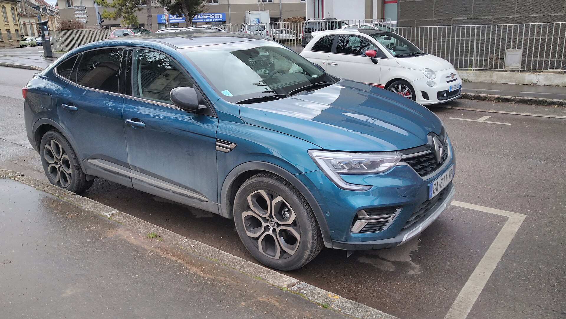 Mavi Renault Arkana 1.3 TCe gövde yan görünümü