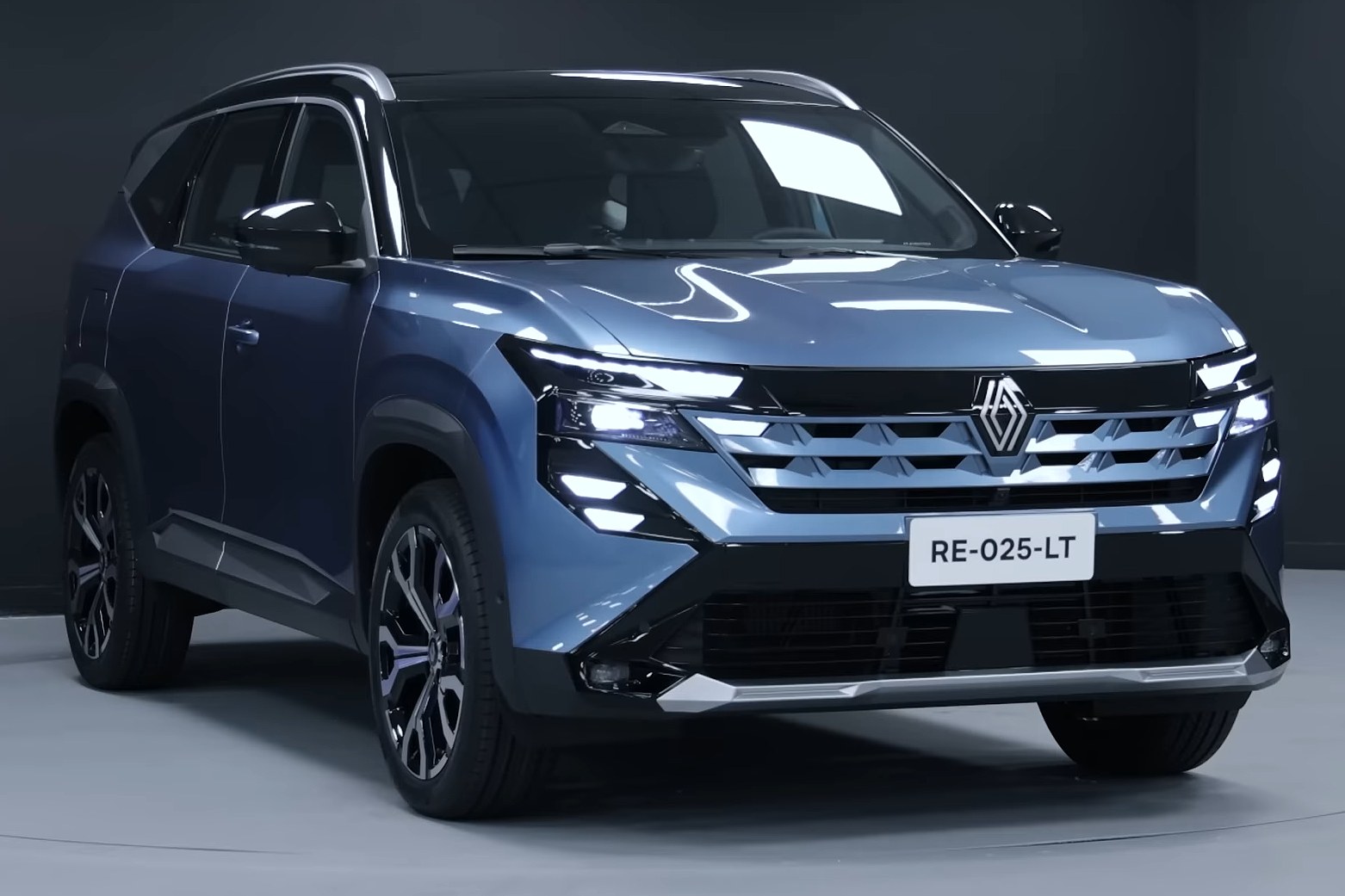 Mavi Renault Boreal önden üç çeyrek görünüm